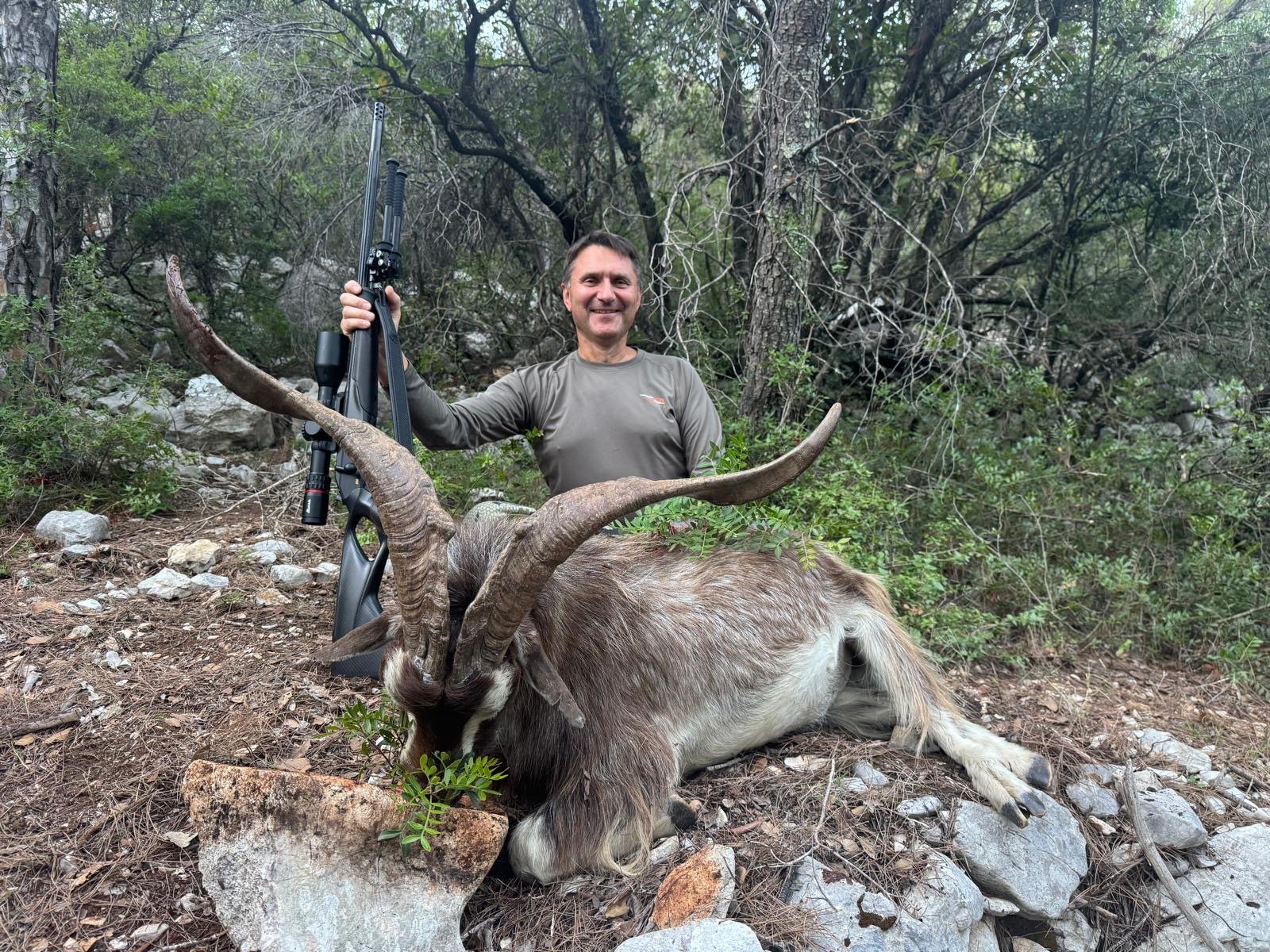 Jäger mit erlegter Wildziege mit langen Hörnern