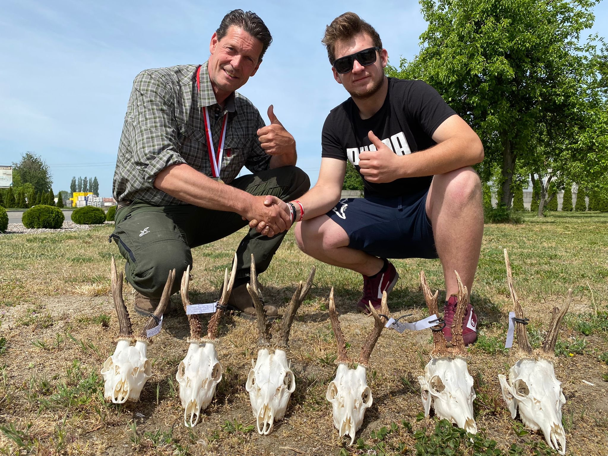 Zwei Jäger mit Rehbock-Trophäen