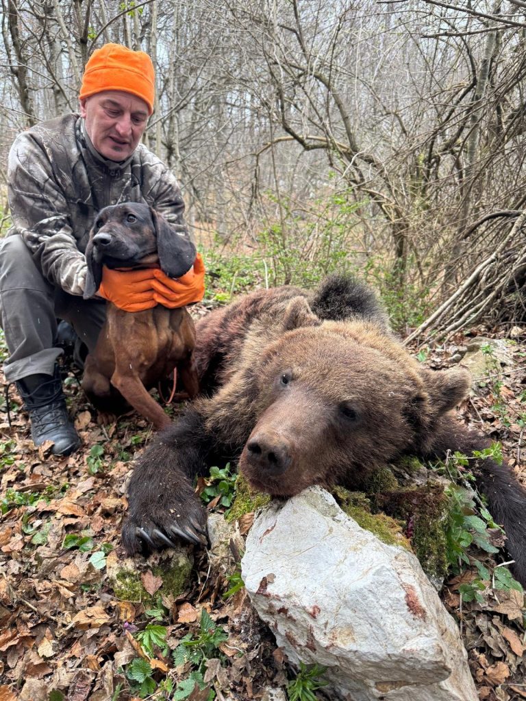 Jäger mit Hund und erlegtem Braunbär
